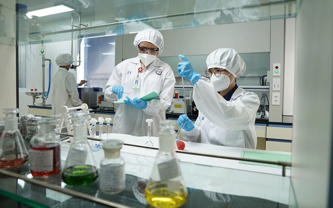 Dược sĩ làm nhà máy sản xuất thuốc, phòng kiểm nghiệm, phòng nghiên cứu