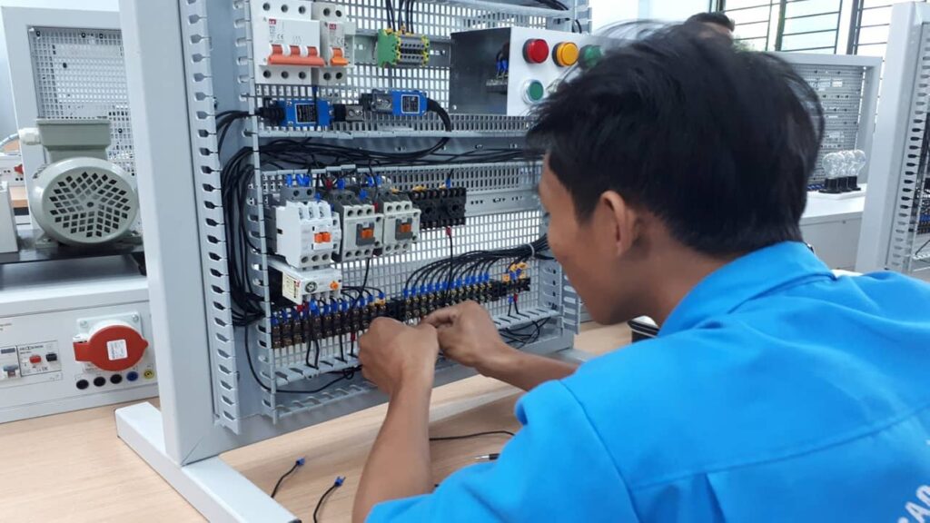 Thời gian học Trung cấp Điện là bao lâu?